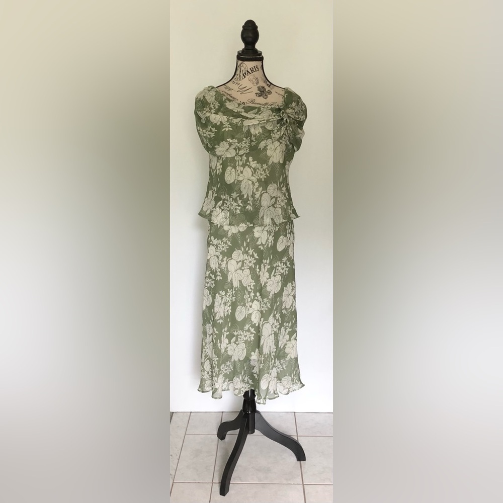 Leslie Belle Women's Dress Sage Green with White Flowers Size 8 Petite
